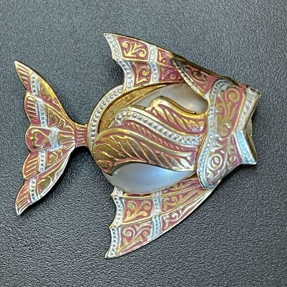 Vintage Spain Faux Pearl Cabochon Belly Damascene Fish Heart Tail Pin Brooch - Picture 2 of 5